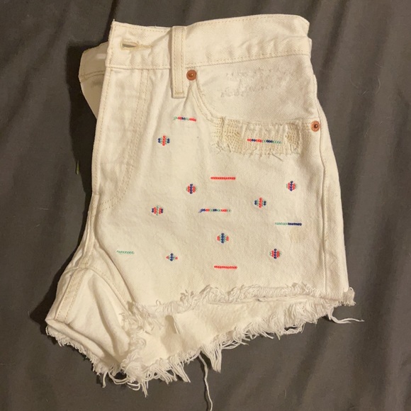 White embroidered Levi’s shorts. Size 26. - Picture 2 of 4